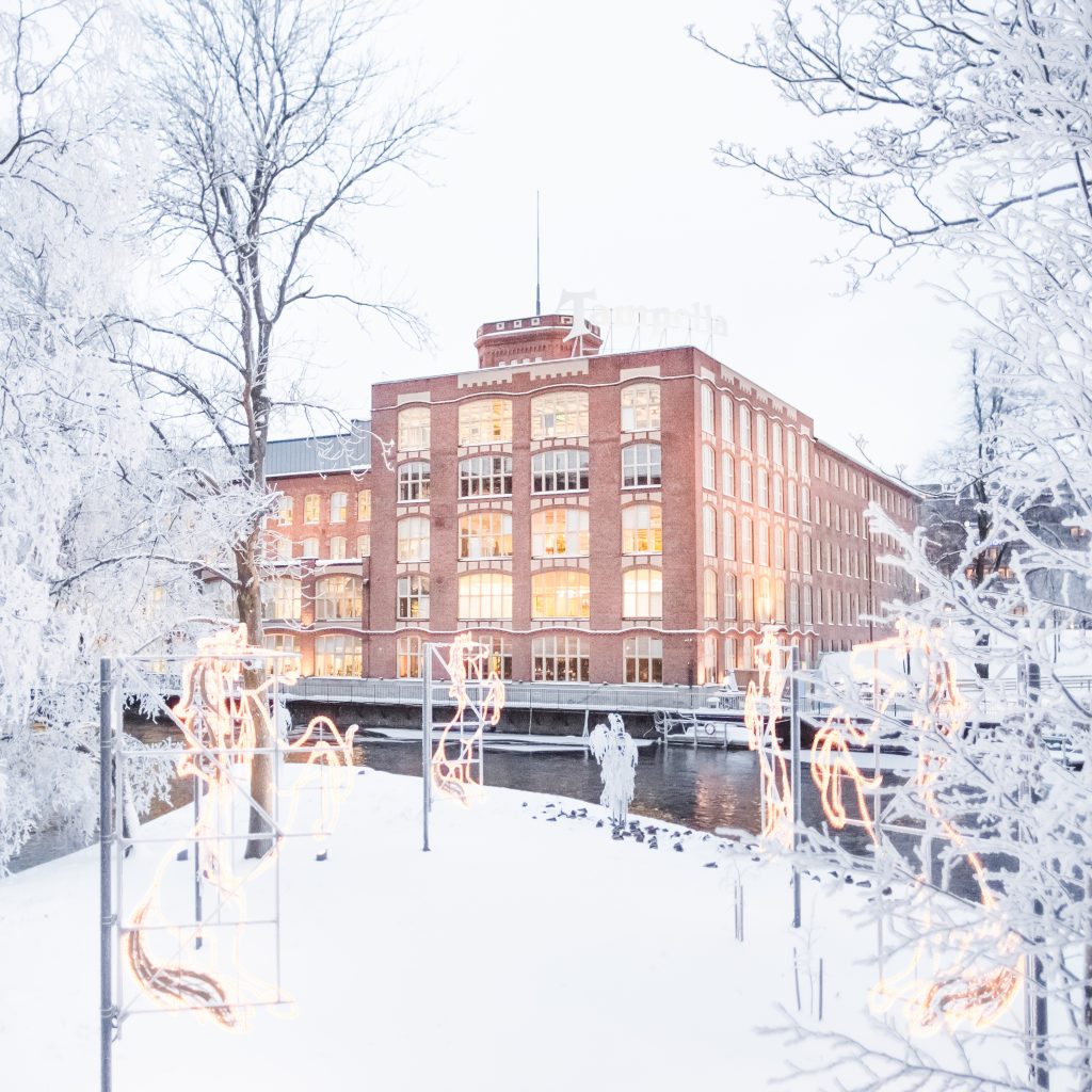 Hevosen muotoisia valokuvioita lumisessa Konsulinsaaressa. Taustalla Tampellan rakennus.