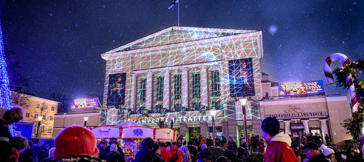 Tampereen teatteri valaistu talvisin valokuvioin pimeään aikaan.