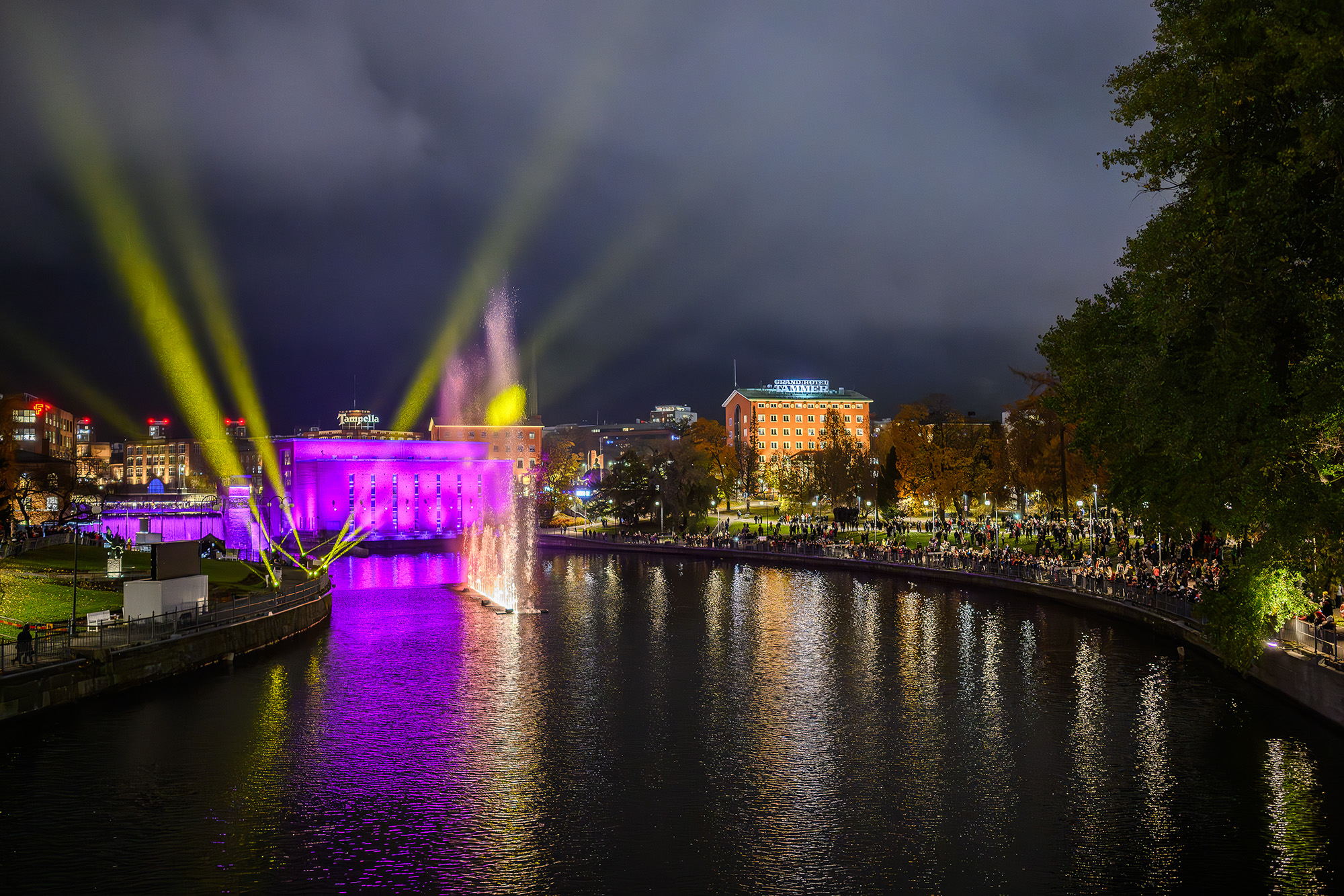 Tanssivat vedet Koskipuistossa.